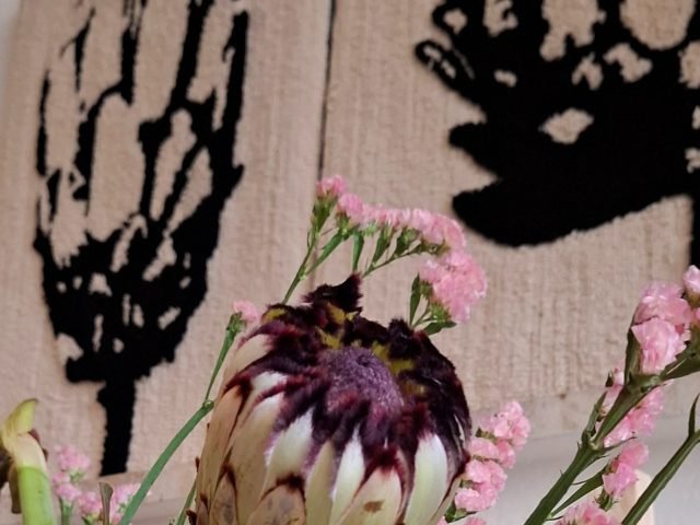 handgemaakt20getuft20wandkunstwerk20met20een20gestileerd20ontwerp20van20een20proteabloem20-2058424